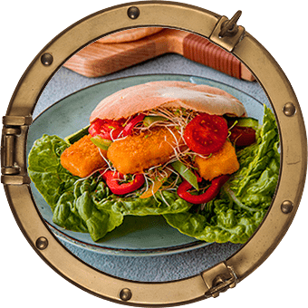 Frasiga fiskpinnar i pitabröd med grönsaker