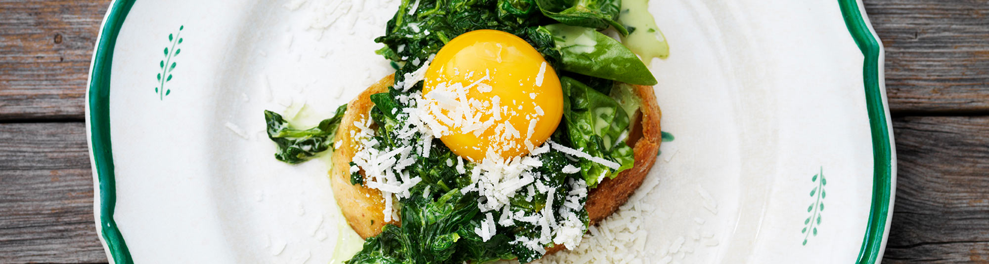 Toast med krämig spenat, vitlök och parmesan