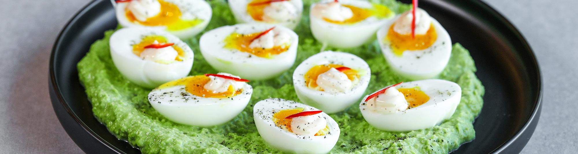 Heta ägg med ärtkräm