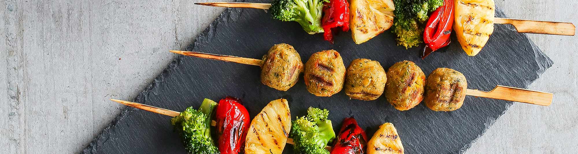 Falafel och grönsaker på spett