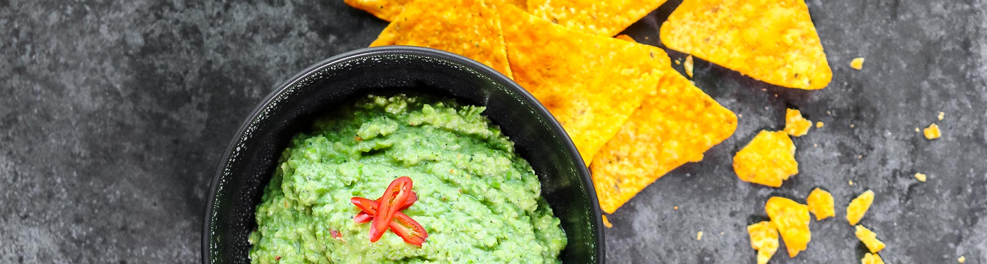 Ärtguacamole med nachos