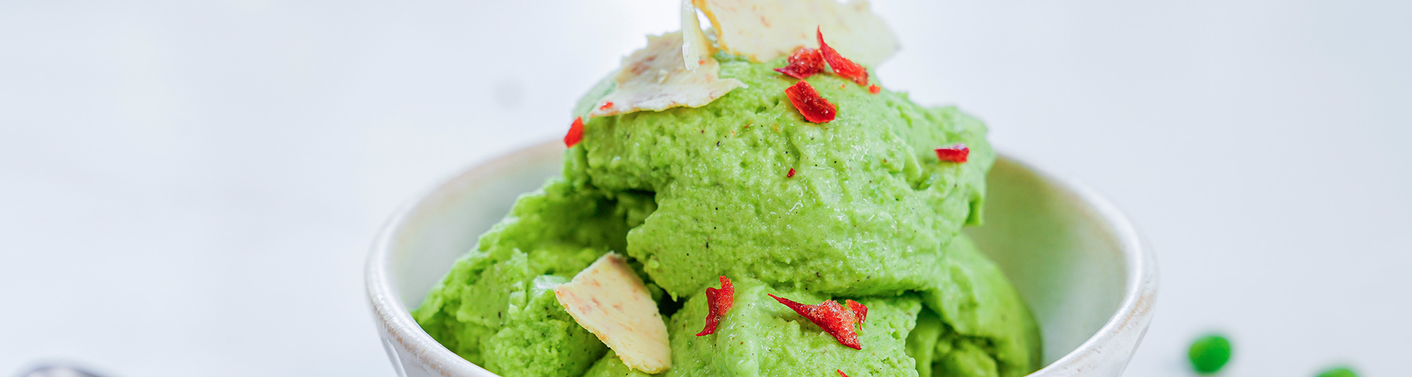 Glass på ärter med vit choklad och chili