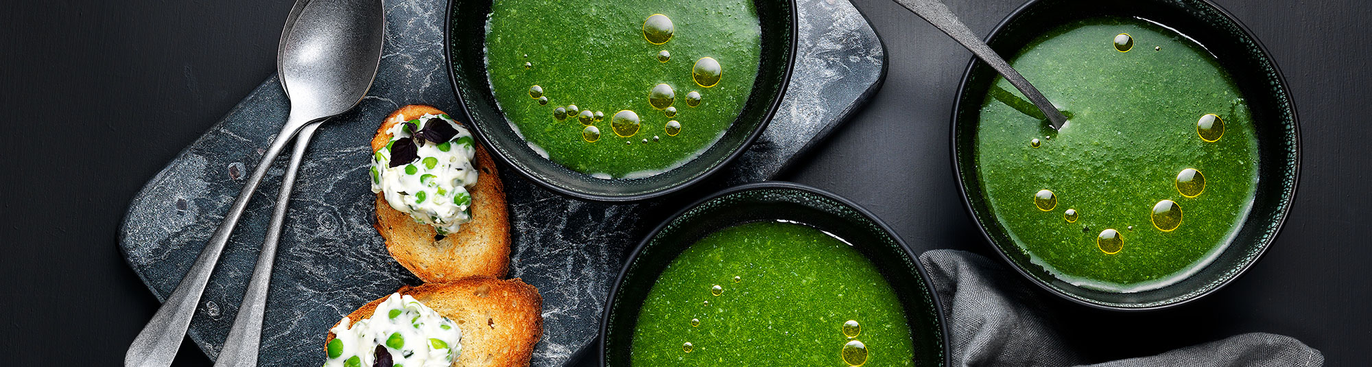 Grönsakssoppa med toast och ärtcreme