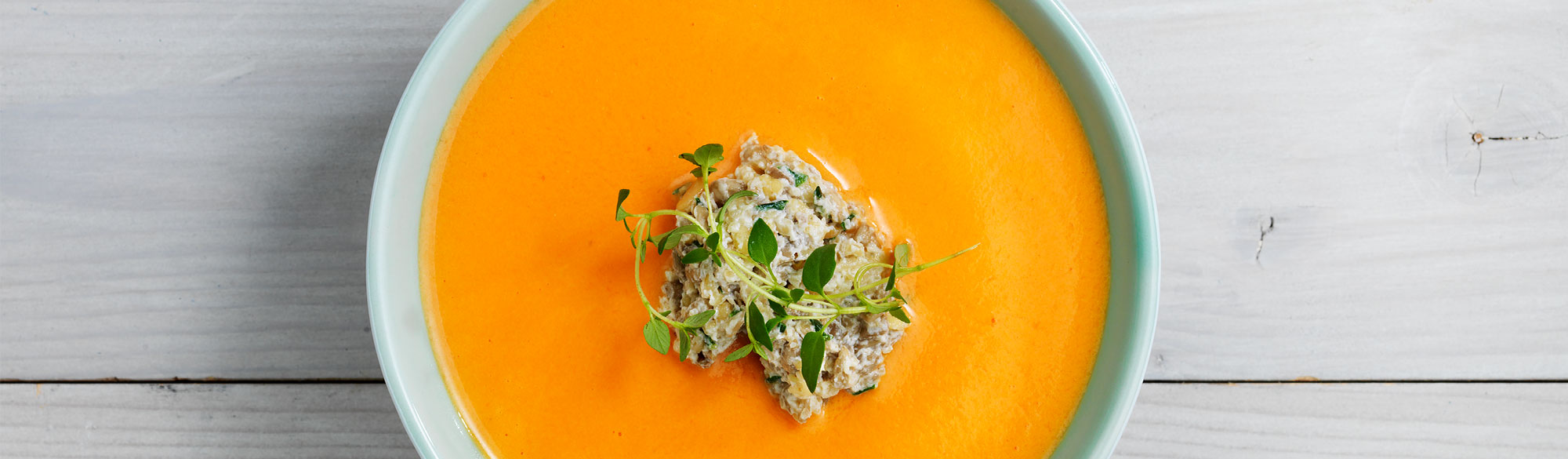 Het tomatsoppa med ärtkräm