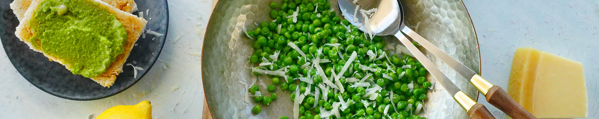 Stekta ärter med parmesan och en bit toast med ärtröra.