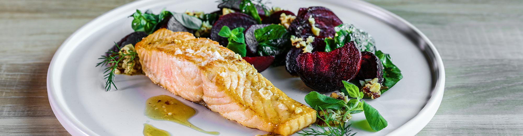 Lax med ugnsrostade rödbetor, spenat och nötsmör
