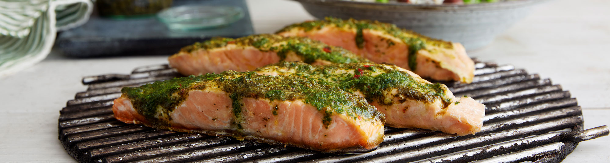 Grillad lax med örttäcke och blomkålscouscous