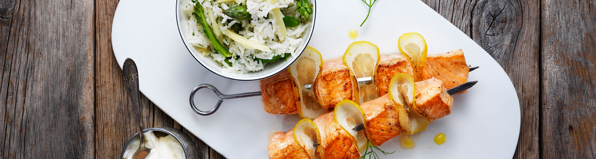 Nordiskt ris med grön sparris, dill och grillade laxspett