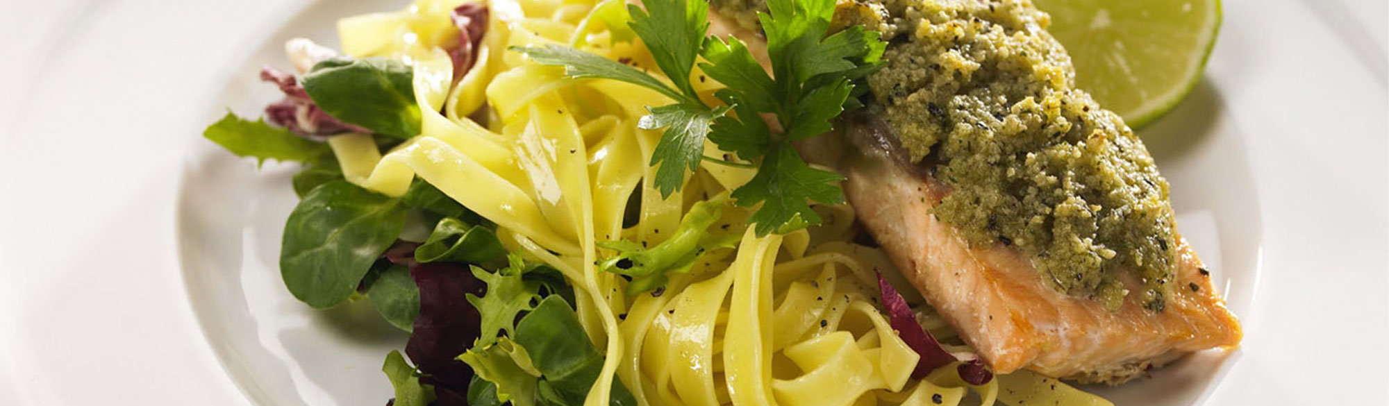 Lax i ugn med pestotäcke och tagliatelle