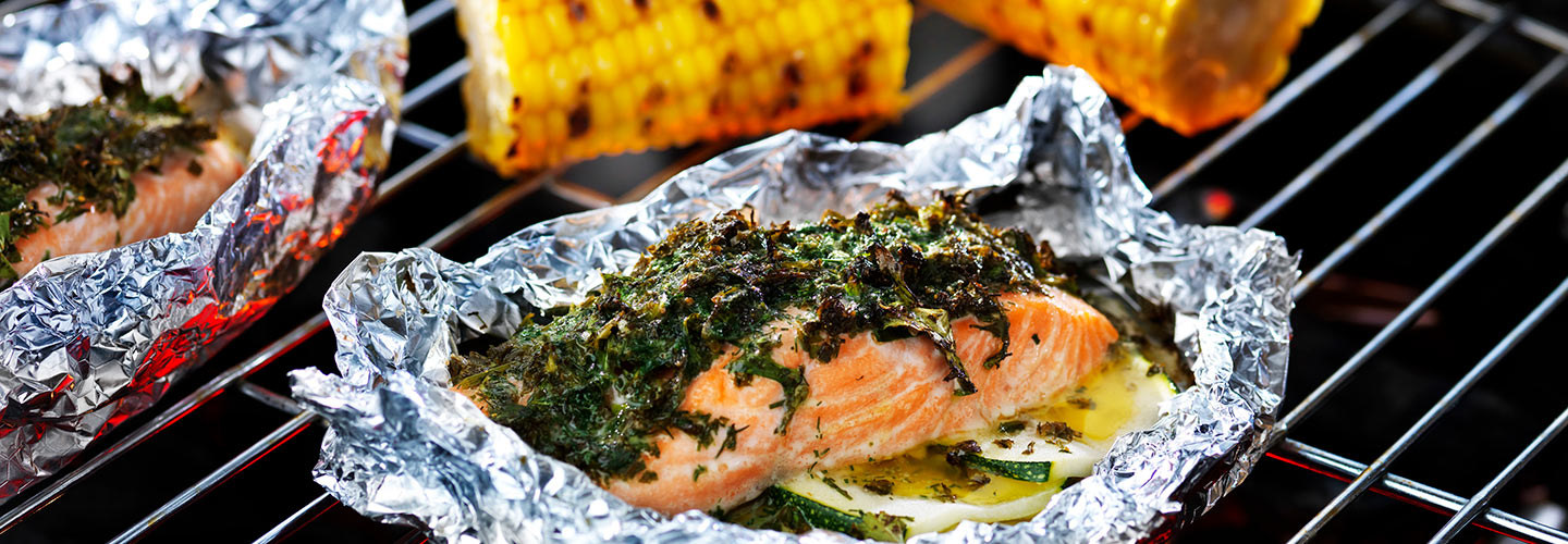 Laxfilé i folie på grill