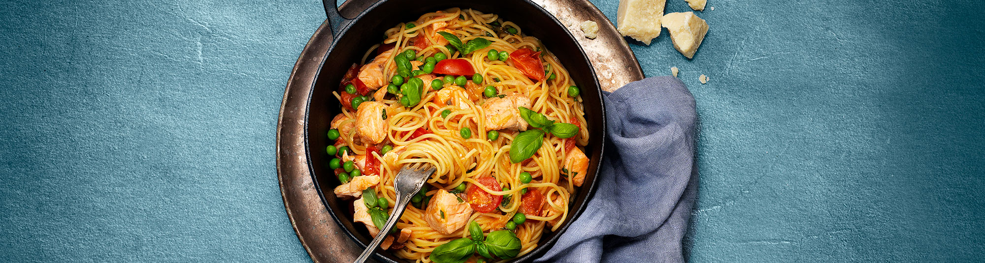 Laxpasta med basilika, tomater och ärter