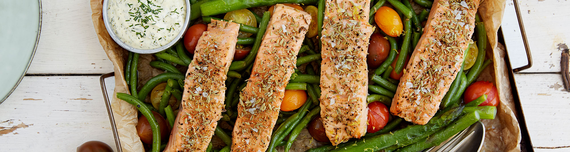 Middag på en plåt med lax och sparris