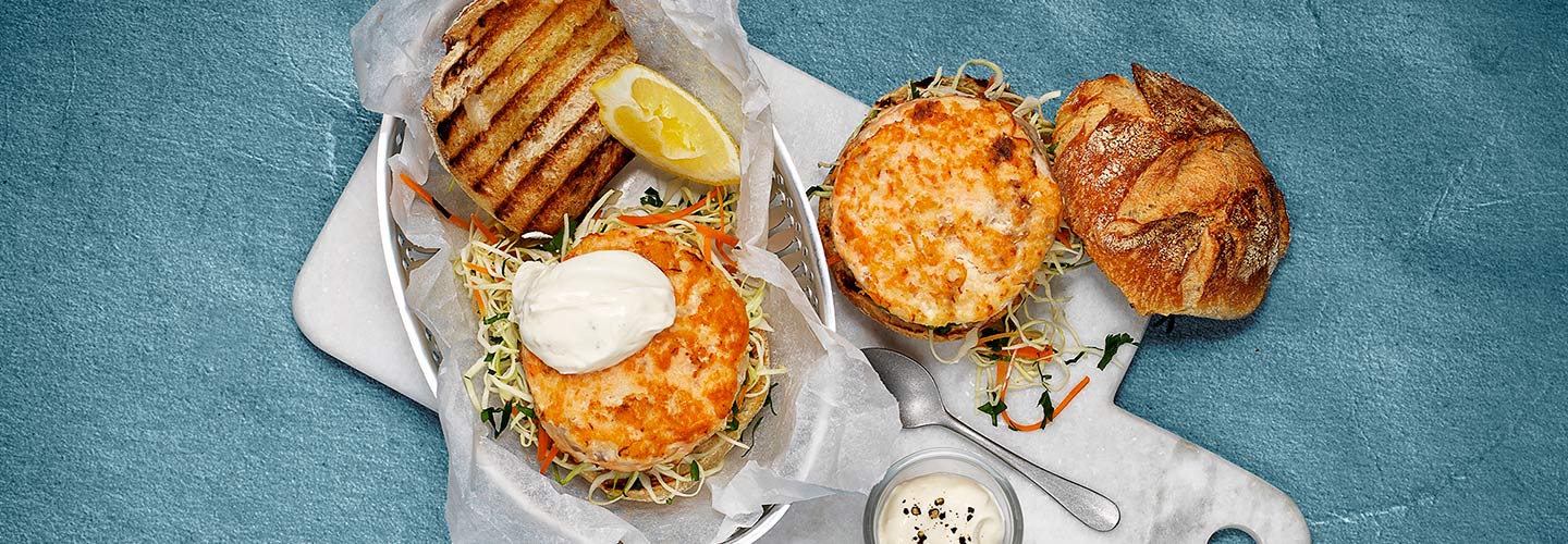 Torskburgare med lax, vitlökscrème och kålsallad