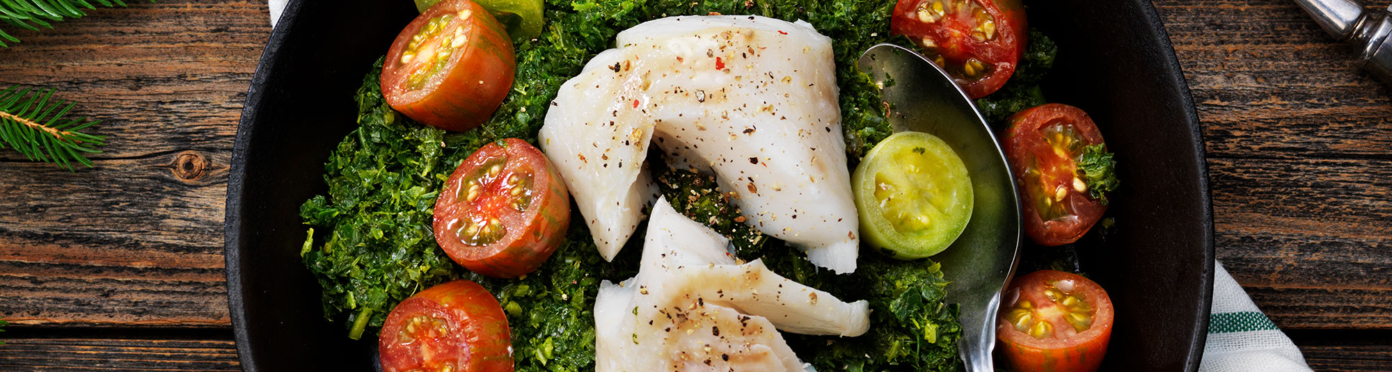 Rimmad torsk på grönkål med bakade tomater och saffransmajonnäs