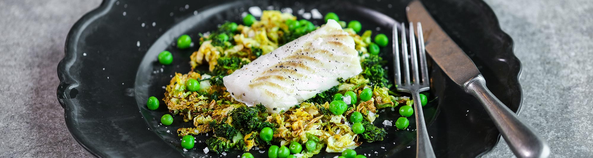 Ugnsbakad torskrygg med kål och ärtsås