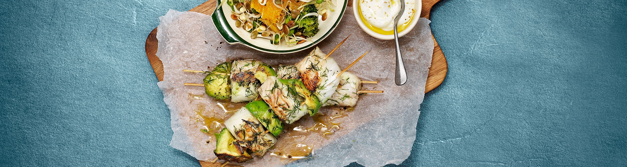Torskrygg på spett med broccolisallad