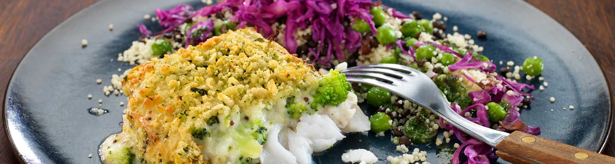 Ugnsbakad fiskfilé med broccolisås och couscoussallad