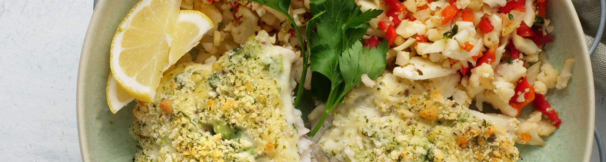 Ugnsbakad fisk med broccolisås, blomkålsris & paprika