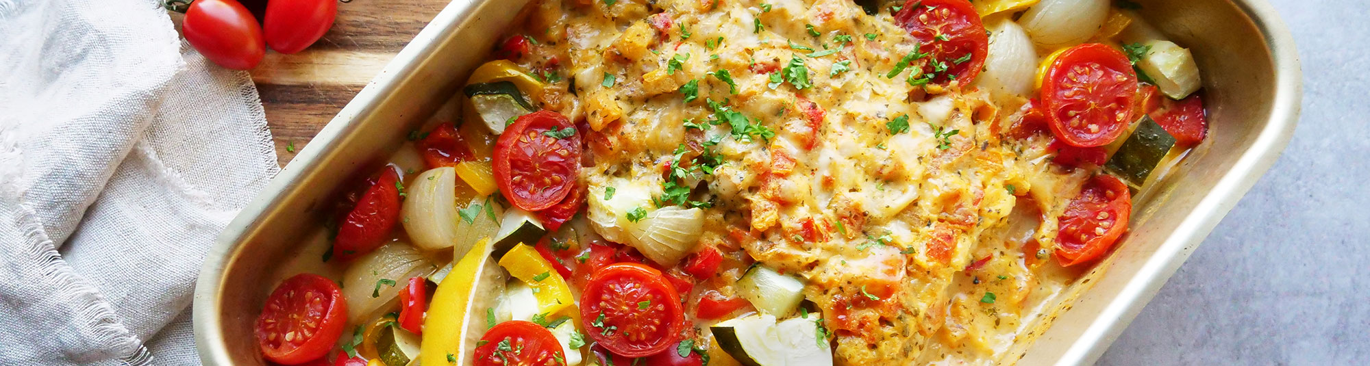 Ugnsbakad fisk med tomatsås & grönsaker