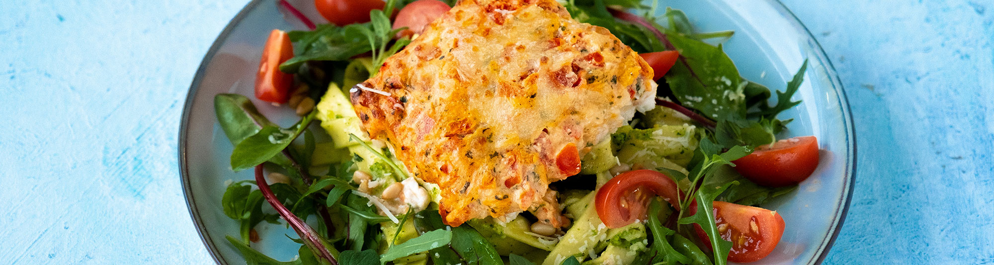 Ugnsbakad fisk med tomatsås, mixsallad & tagliatelle