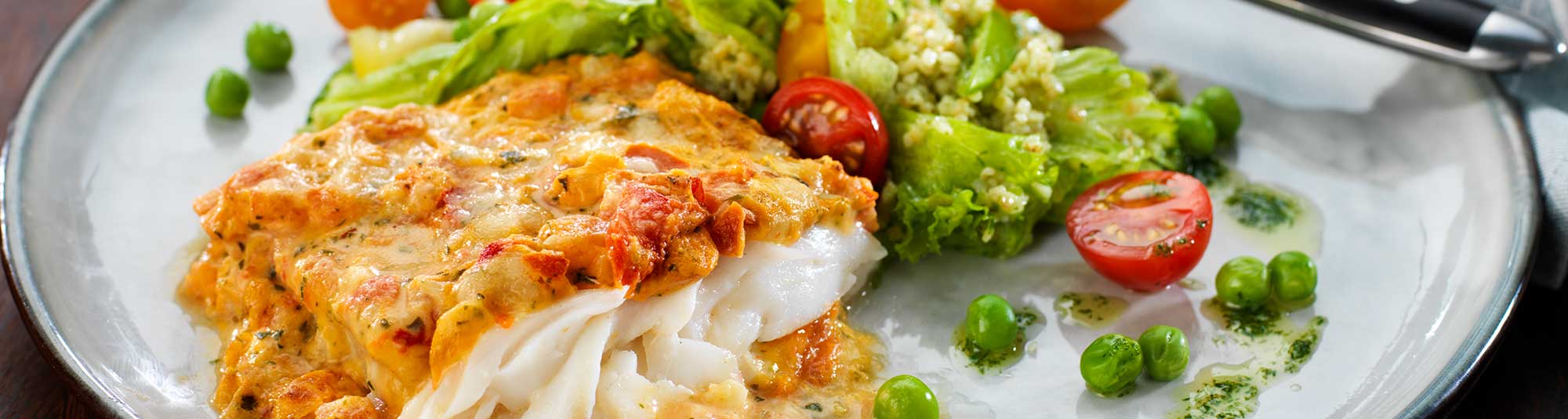 Ugnsbakad fiskfilé med tomatsås & mozzarella samt bulgursallad