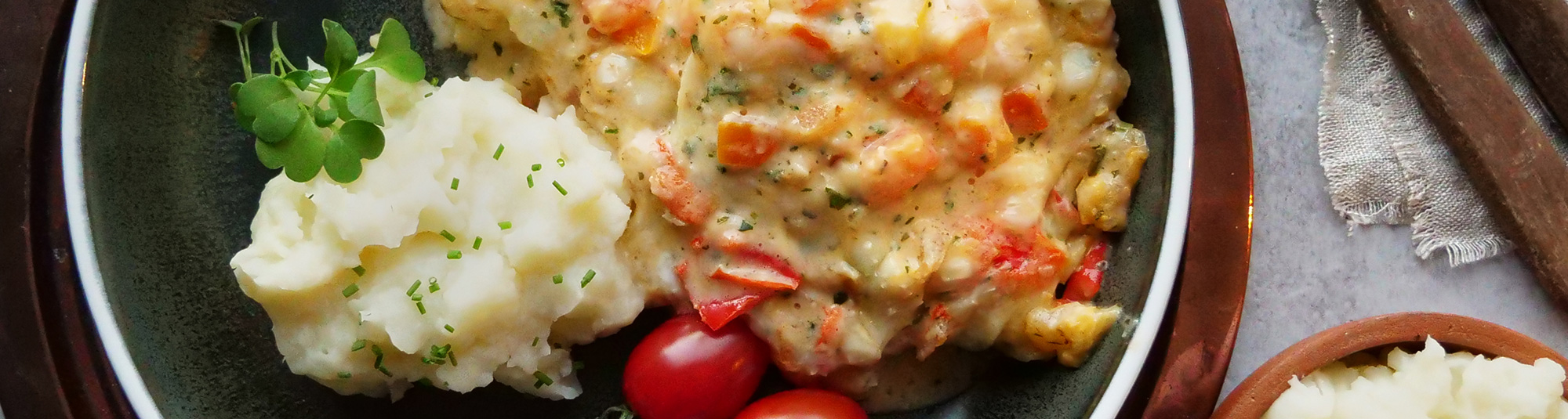 Ugnsbakad fiskfilé med tomatsås och potatis- och sellerimos