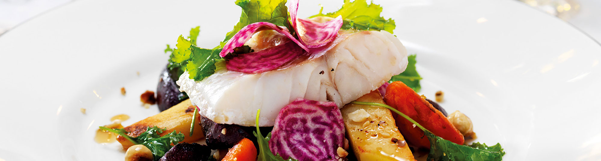 Ugnsbakad torskfilé med blandade rotfrukter