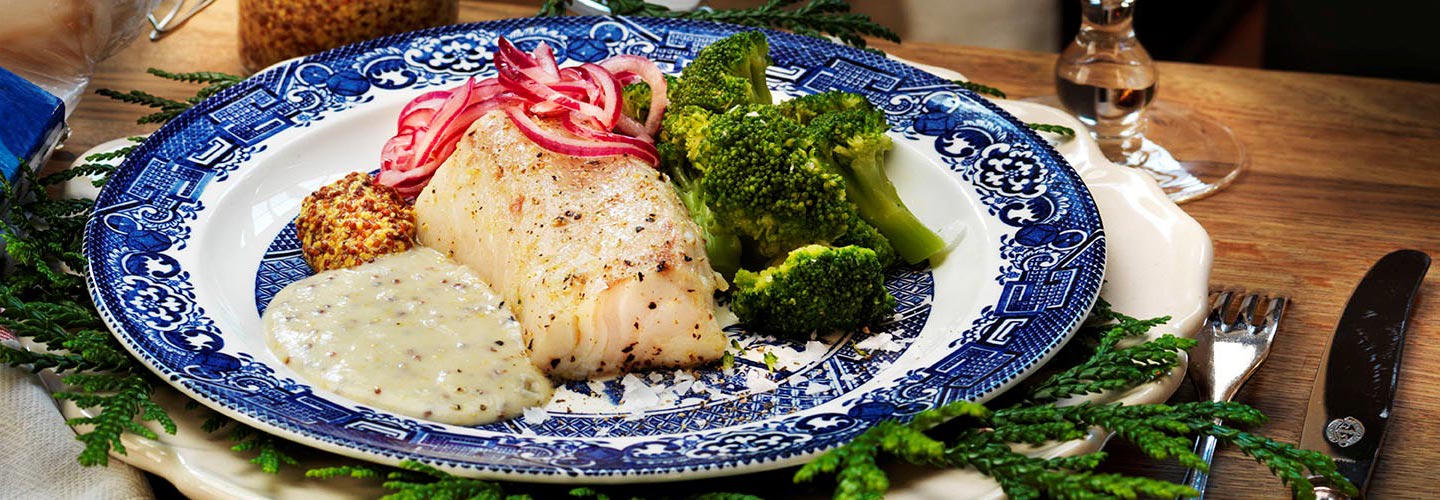 Ugnsbakad torskrygg med skånsk senapssås, ångad broccoli och syrad rödlök