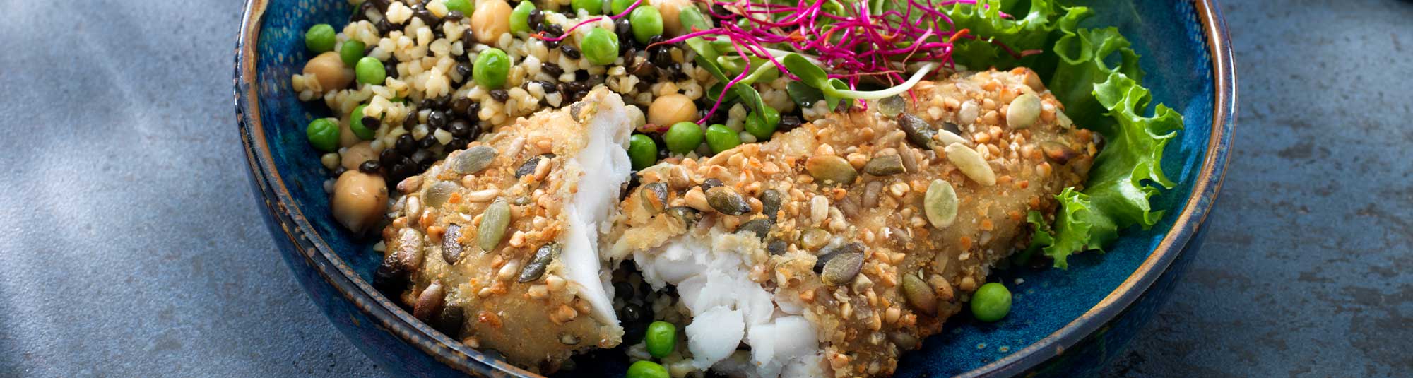 Fröbakade-fiskfiléer med bulgursallad