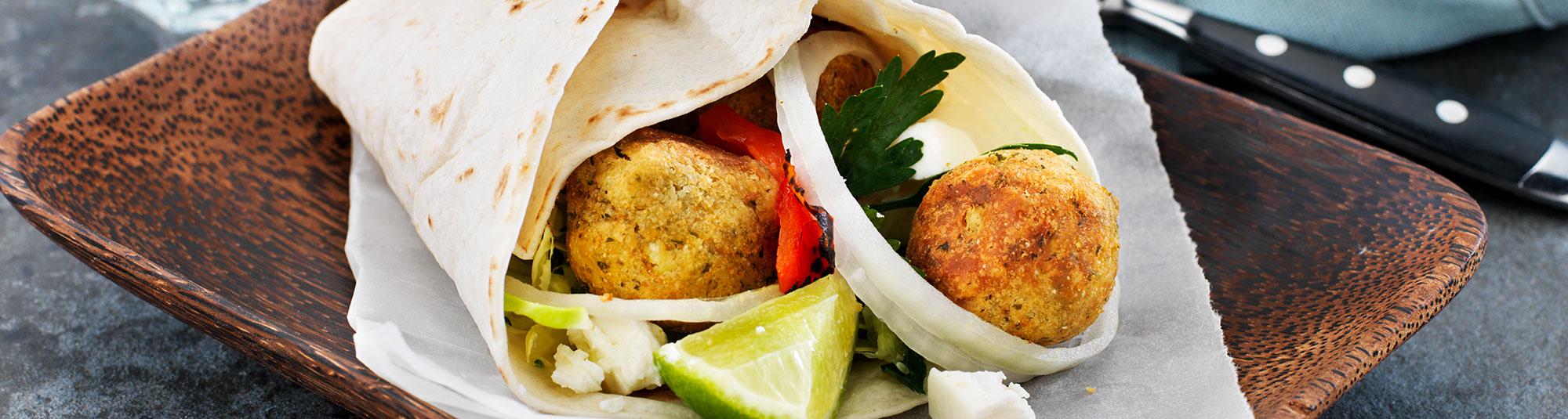 Falafel burrito med feta och riven sallad