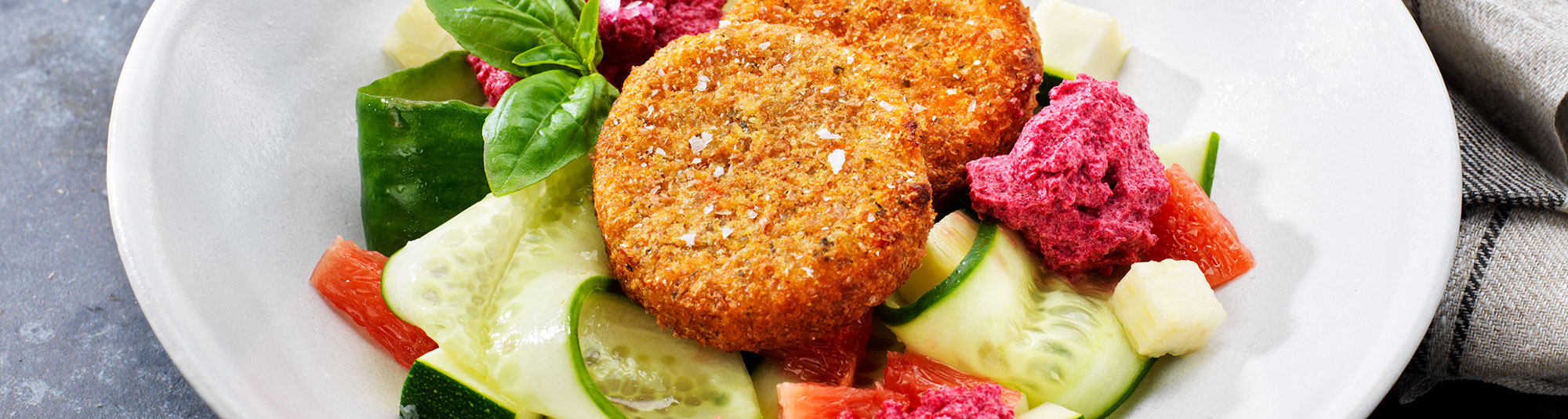 Gurksallad med Quinoa- och sötpotatisbiffar