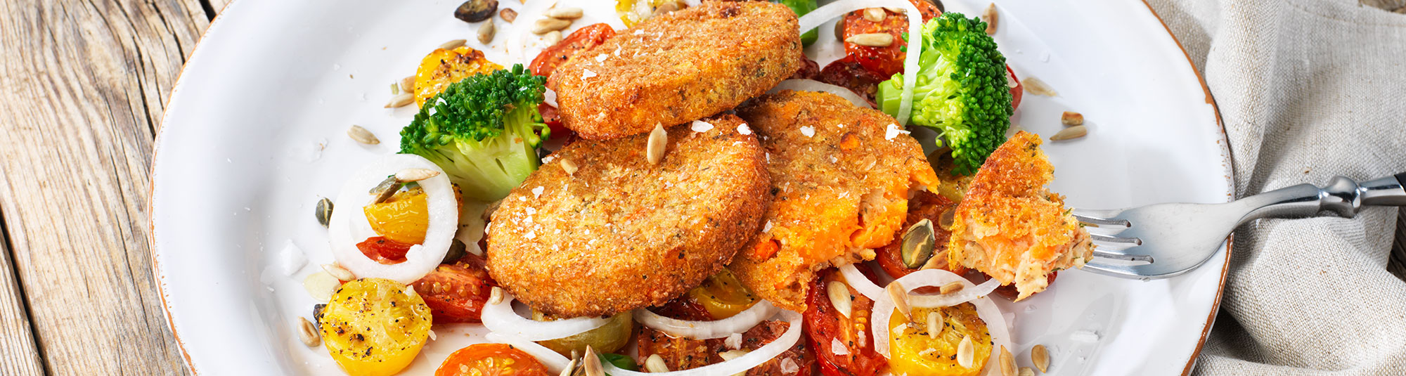 Quinoa- och sötpotatisbiffar på broccoli- och tomatsallad