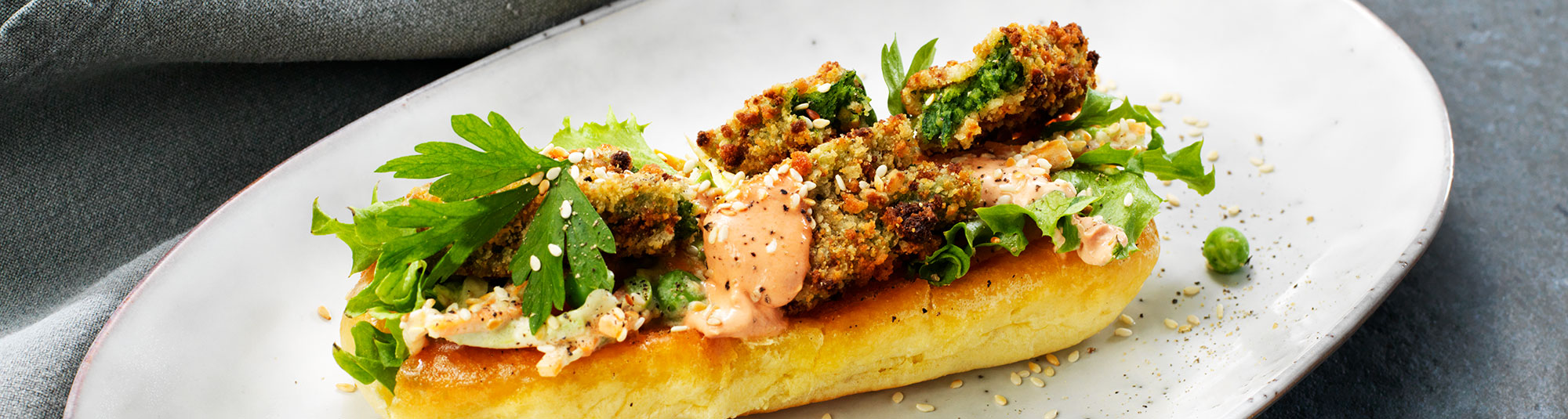 Spenatpinnar med ärtslaw i briochebröd