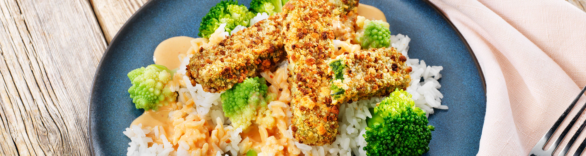 Spenatpinnar med broccoliris och röd currysås