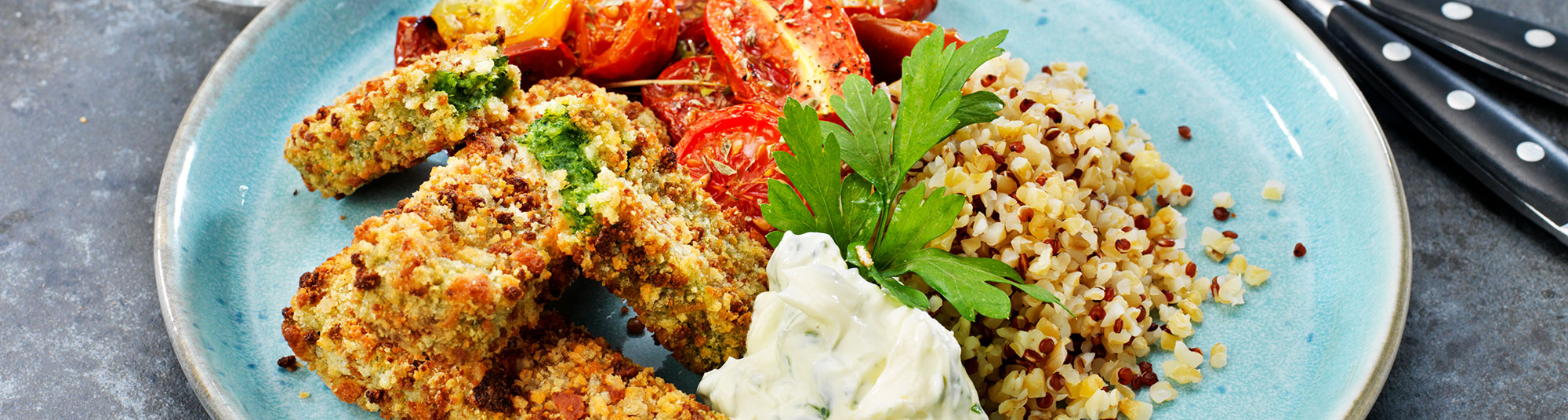 Spenatpinnar med quinoa och basilikacrème