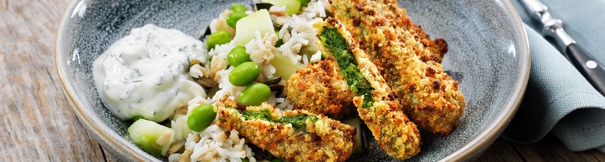 Spenatpinnar med ris, sojabönor och citronyoghurt