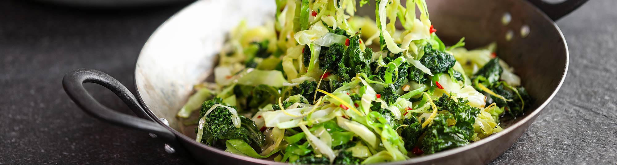 Grönkålspytt med chili, spenat och spetskål