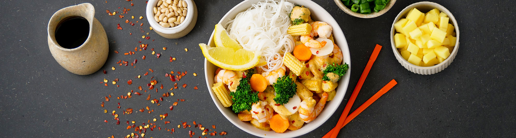 Wok med scampi och nudlar