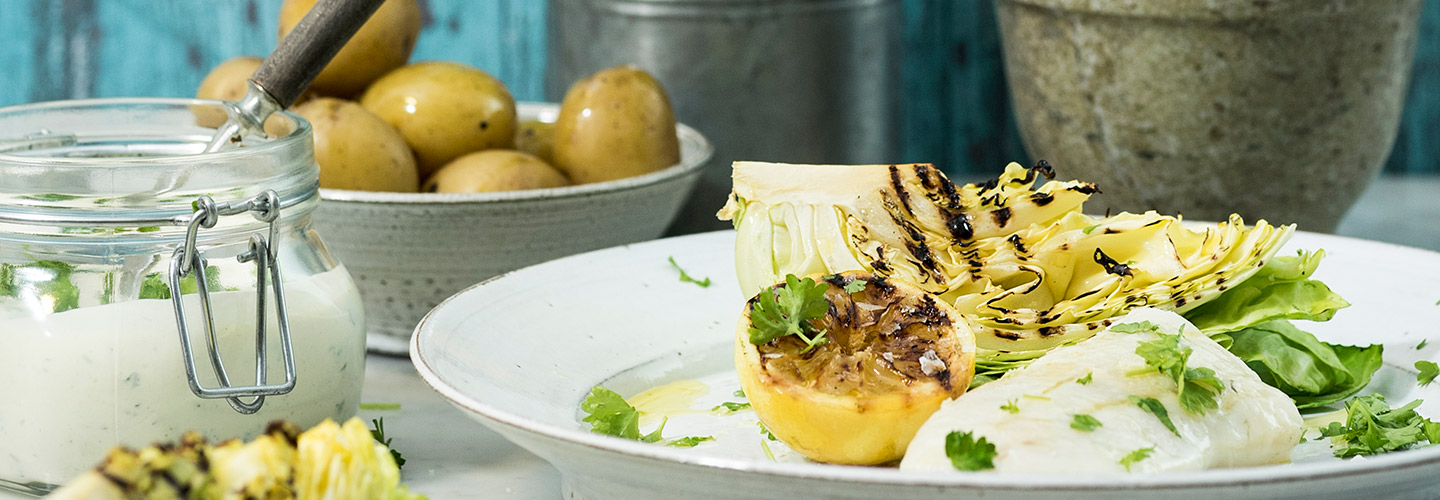 Kolja med grillad spetskål & örtagårdsdressing