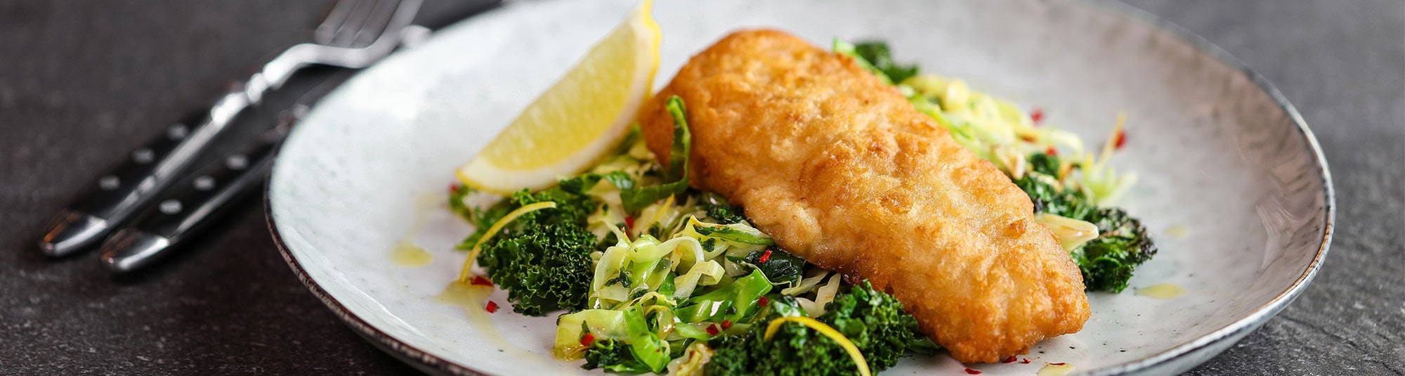 Fish and Crisp serverade med grön pytt