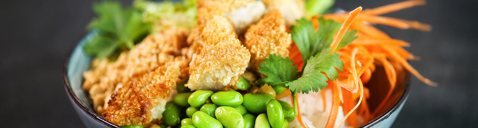 Fish bowl med panerad fisk, sojabönor och hackad chili