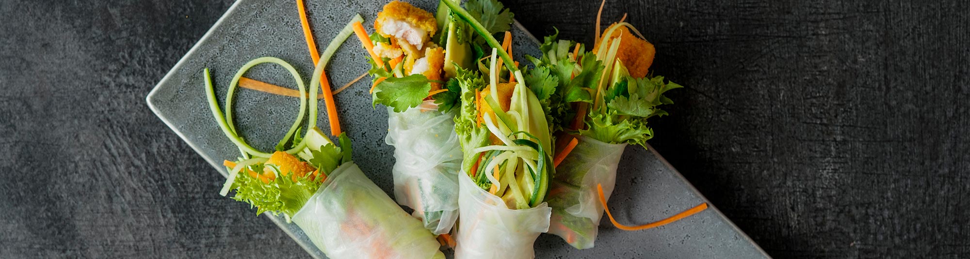 Frasiga fiskpinnar som vietnamesiska vårrullar med teriyakidipp