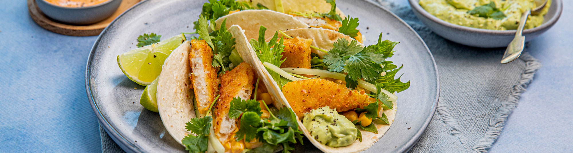 Fiskpinnetacos med guacamole, majsröra & ärtskott