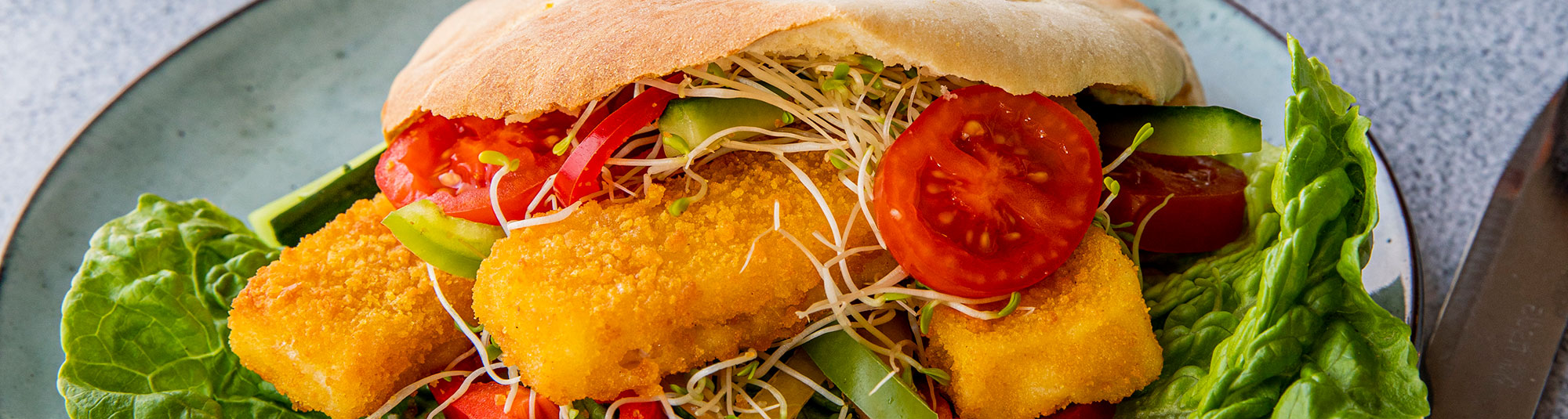 Frasiga fiskpinnar i pitabröd med blandade grönsaker