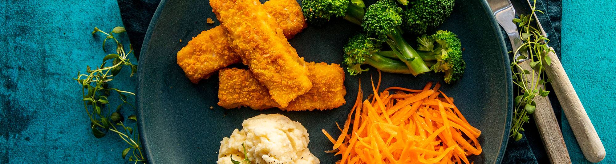 Frasiga fiskpinnar med potatismos och morötter