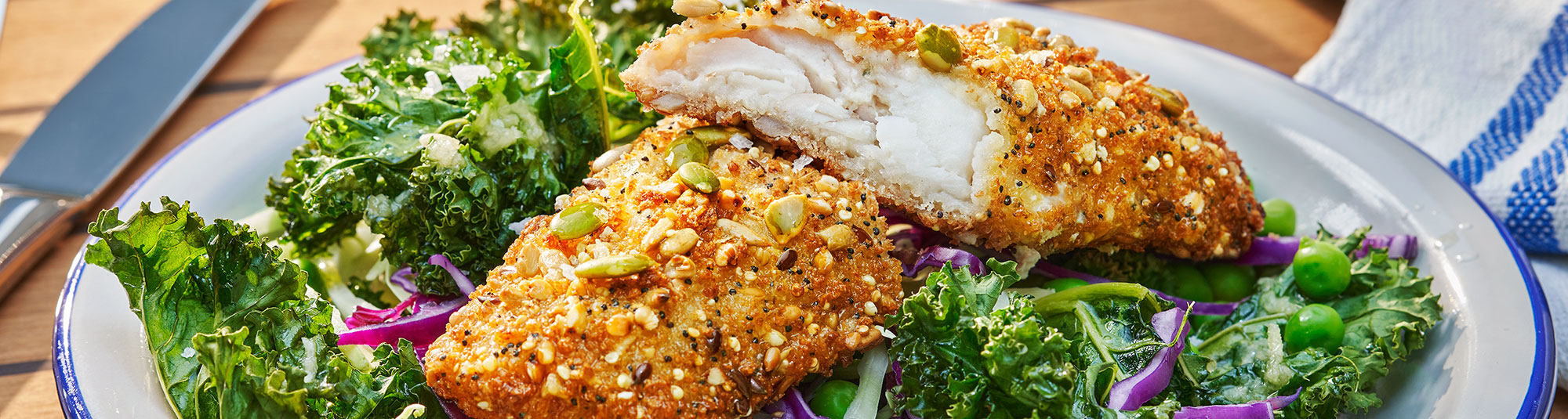 Fröbakad fisk med grönkålssallad och ärter