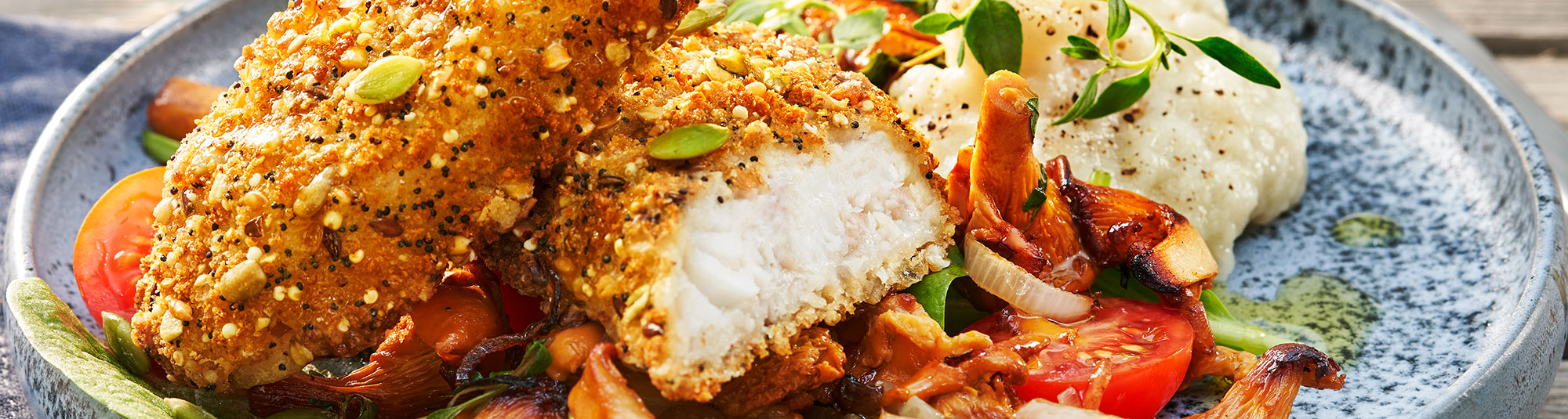 Fröbakad fisk med jordärtskocksmos, kantareller och spenat