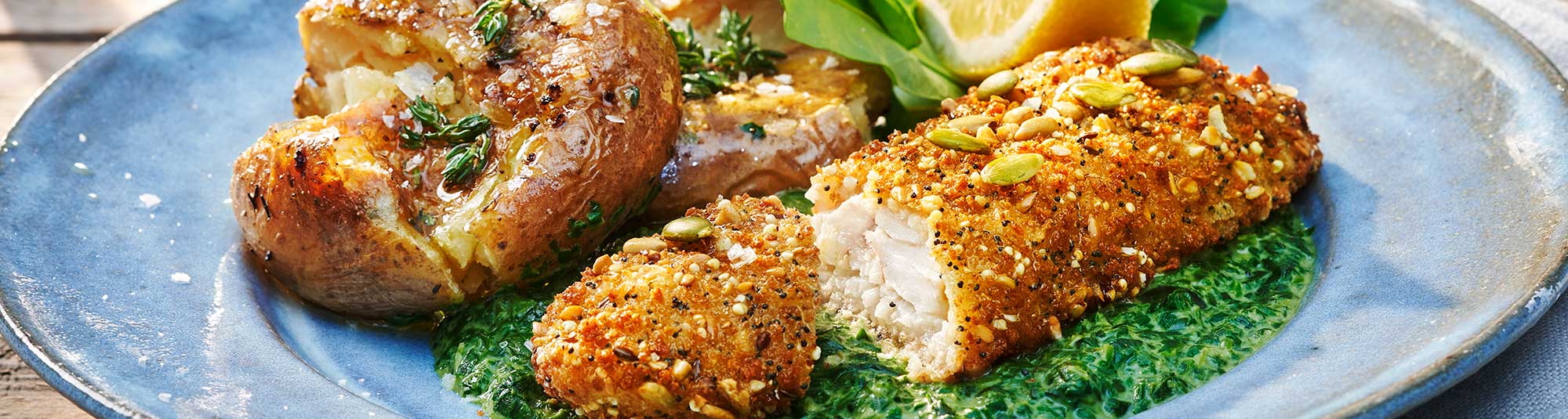 Fröbakad fisk med krossad potatis och stuvad spenat