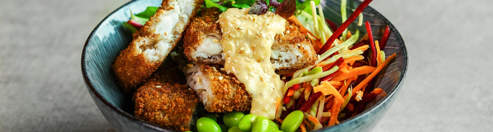 Fiskbowl för hela familjen med fullkornspanerade fiskfiléer.