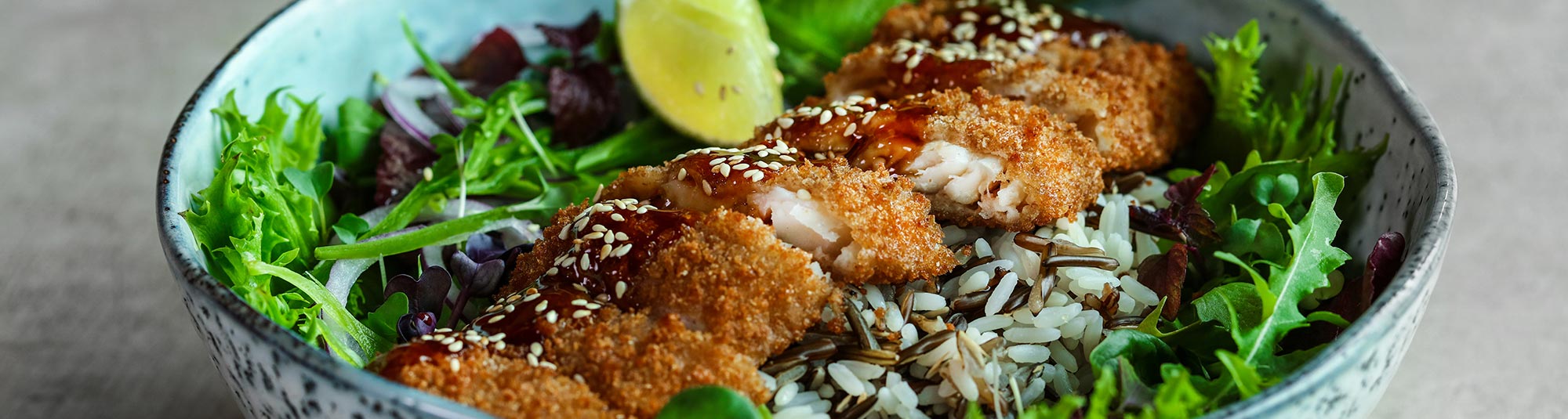 Fisk Tonkatsu på grönbädd med dippsås